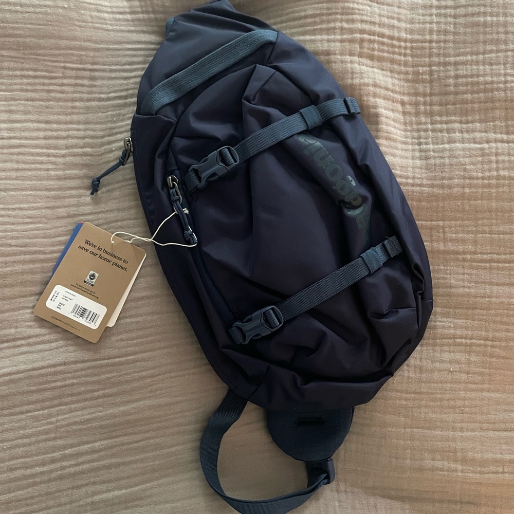 Patagonia Atom Sling in Navy NWT